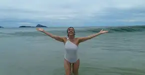 De bem com a vida, Betty Faria, 76, celebra 2018 e internet vibra