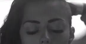 Vídeo: amigos cortam cabelo de mulher que luta contra o câncer