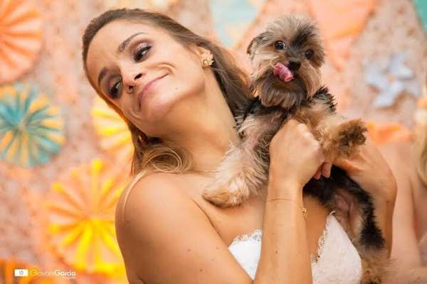 Cachorros de diferentes raças e tamanhos e compõe as fotos do book do casamento ou na própria cerimônia (imagem: Giovani Garcia) 