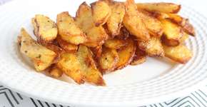 Batata de forno crocante: impossível resistir a esta receita