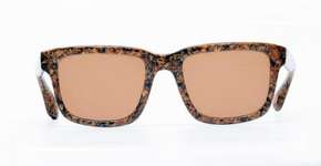 Coletivo carioca produz óculos com restos de madeira e serragem