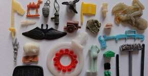 Ele coletou 35 sacos de lixo na praia e transformou em arte