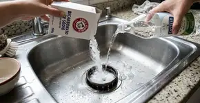 Este ingrediente está presente em todas as casas: os encanadores o utilizam para limpar a pia em 30 segundos