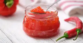O equilíbrio perfeito entre doce e picante está nesta geleia de pimenta com maçã verde