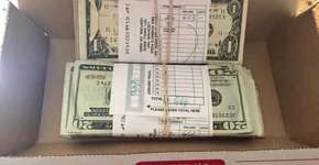 Mulher devolve 5 mil dólares e ganha um ano de pizza grátis