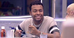 Nego Di é levado ás pressas para hospital após passar mal