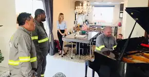 Vídeo de instaladores tocando piano para cliente viraliza