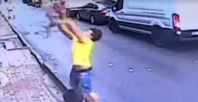 Menina cai da janela do 2º andar e é salva por jovem em Istambul