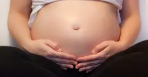 Influenciadora vive 12ª gestação e especialistas comentam os riscos