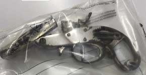 Adolescente leva arma para escola e atira sem querer em sua mãe