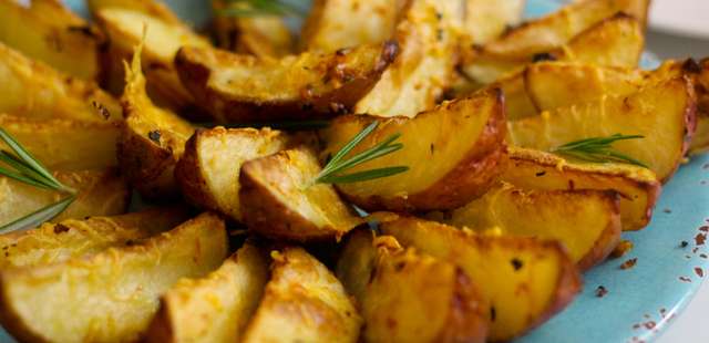 Receita fácil e sem óleo: batata rústica crocante por fora e macia por dentro