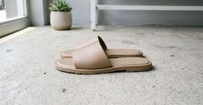 Os chinelos de cores neutras que estão salvando looks do dia a dia e ainda passam imagem de elegância