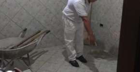 Após 24 anos, idoso mostra banheiro onde concretou mulher