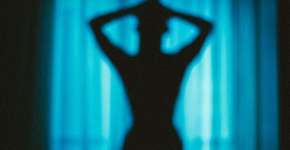 Fotógrafa do Recife faz série de autorretratos e explora ‘cor mais quente’