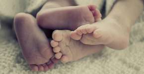 Gêmeos morrem esquecidos no carro pelo pai que não responderá por crime