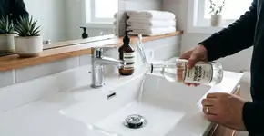 Por que se deve usar vinagre no ralo do banheiro e como aplicar do jeito certo segundo o Feng Shui