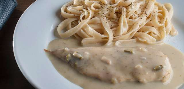 Frango ao molho branco que dá vontade de repetir — e não dá trabalho