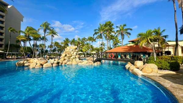 Piscina gigante do hotel tem bar molhado no serviço all inclusive