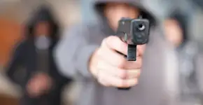 Estudante é morto com tiros na cabeça no banheiro da escola