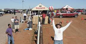 A rede de vôlei que une americanos e mexicanos todo ano