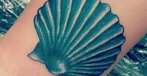 Tatuagens inspiradas em conchas e elementos da vida marinha