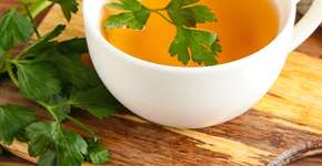 Chá de salsa combate infecções urinárias