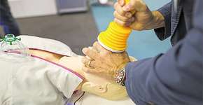 Dispositivo emergencial para casos de engasgo chega ao Brasil