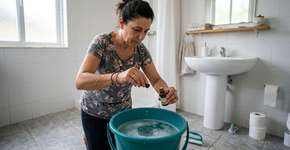 Com apenas três gotas no balde, quando você lavar o banheiro, o ambiente ficará sem cheiro de umidade por semanas