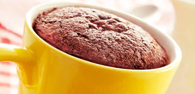 Experimente fazer o bolo de caneca de banana fit pelas manhãs