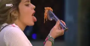 Viih Tube exagera na bebida, come macarrão do pegador e paga mico