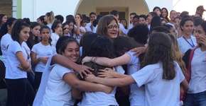 Alunos fazem corredor de aplausos em despedida de professora