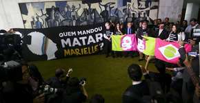 Deputados soltam latidos de cães para atrapalhar ato por Marielle