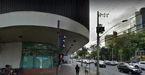 Sem-teto monta sebo na calçada com livros encontrados no lixo