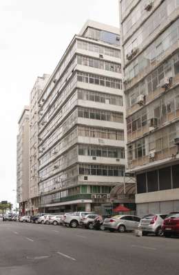 Localizado na Av. Estados unidos, 6, Comércio, o edifício Banco Habitacional Lar Brasileiro (Larbrás, tem o seu projeto feito pela sociedade entre os arquitetos Diógenes Rebouças e Bina Fonyat. Ano: 1955. Foto: reprodução/@prediosdesalvador