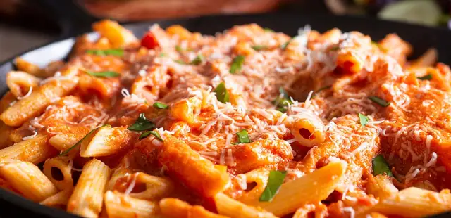 Macarrão de forno cremoso que salva qualquer refeição — veja a receita