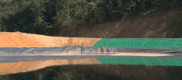O chorume do Aterro de São Gonçalo-RJ é coletado por um sistema de bombeamento. (Crédito: reprodução TV Globo)
