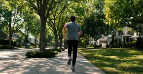 Sair para caminhar em vez de ir para academia ajuda muito, mas só funciona se a caminhada diária durar no mínimo 30 minutos seguidos, sem interrupções e a uma velocidade de cerca de 5 km/h