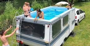 Carros transformados viram piscina, vaso e até forno de pizza