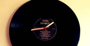 Transforme um disco de vinil velho em um relógio de parede
