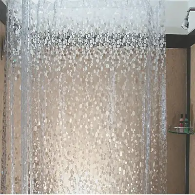 Prefira cortinas e materiais claros ou transparentes em banheiros pequenos