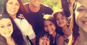 Casal adota quatro filhas de amiga que morreu de câncer