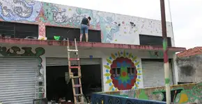 Grafiteiros transformam prédio abandonado em ocupação artística