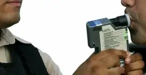 Brasileiros descobrem que não podem ser obrigados a soprar o bafômetro, mas há um detalhe