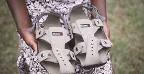 Sapato ajustável é opção para crianças em condições vulneráveis