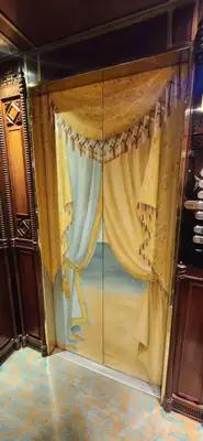 Detalhes do elevador do Copacabana Palace