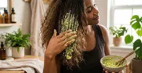 Qual a finalidade de aplicar abacate amassado no cabelo antes da lavagem e como fazê-lo corretamente?