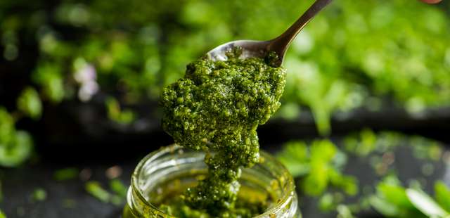 O segredo dos chefs revelado neste molho pesto que transforma qualquer prato