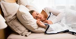 Dormir nessa posição pode acabar com o ronco e a dor nas costas