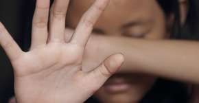 Mulher corta pênis de estuprador que a atacou em sua casa