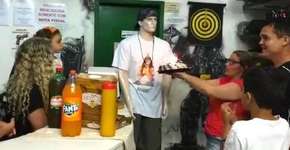 Sem o aniversariante, família faz festa para manequim